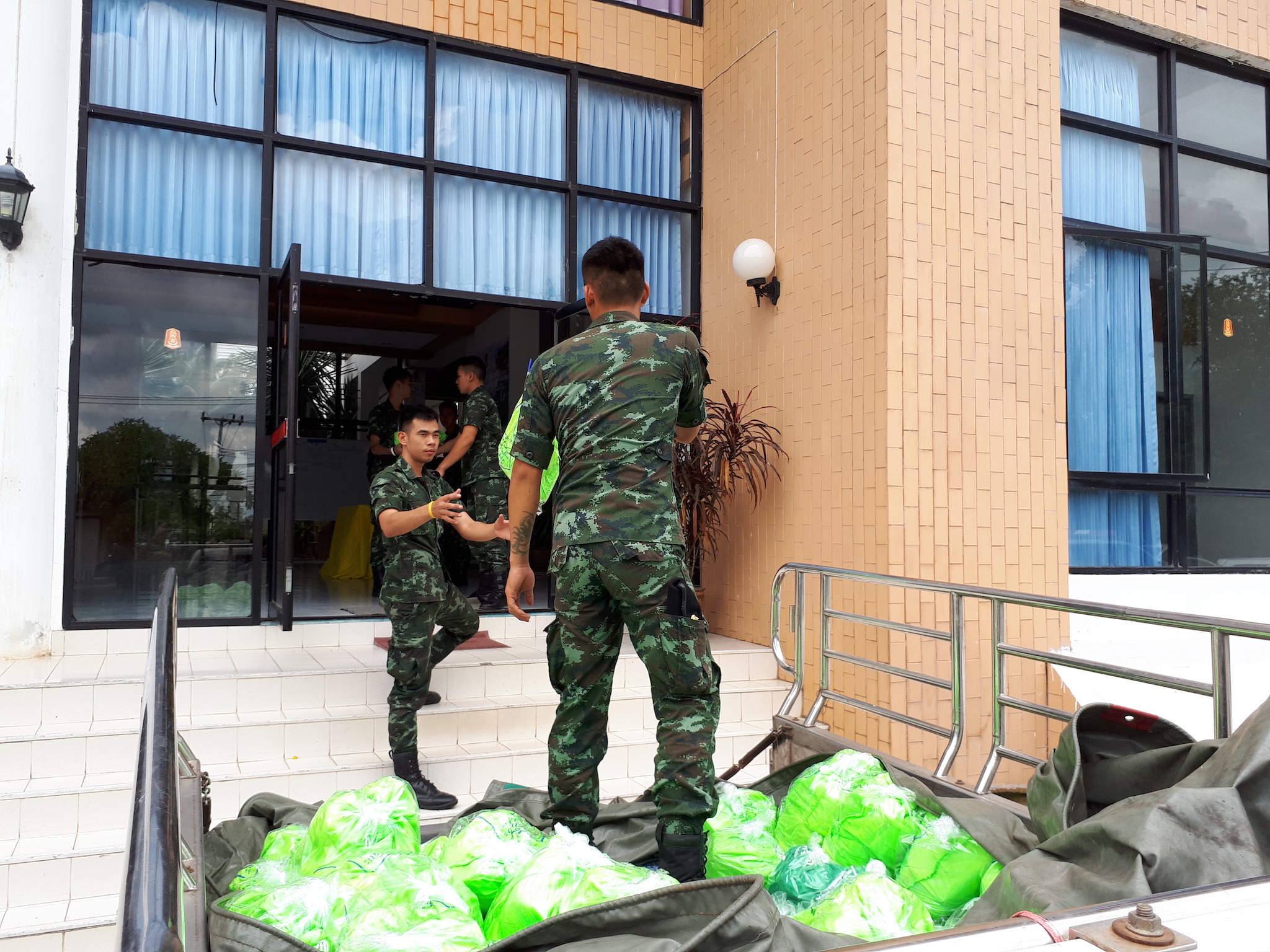 โครงการช่วยเหลือผู้ประภัยน้ำท่วมภาคอีสาน วันที่  7 สิงหาคม 2560  ณ มณฑลทหารบกที่ 23 ค่ายศรีพัชรินทร อ.เมือง  จ.ขอนแก่น   